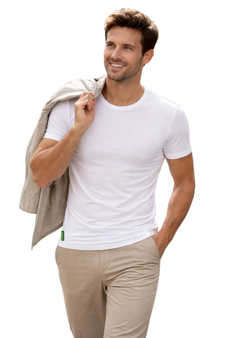 Man draagt een wit Austin bamboe T-shirt met ronde hals van Bamboosa.